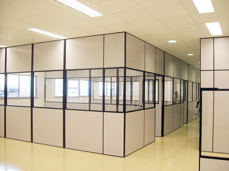 Divisória Naval premium em escritório moderno